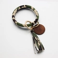 Primer plano de llavero de pulsera de cuero camuflaje con colgante de madera y borla - Camouflage