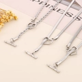 Pulseras de plata con cierre de corazón OT y cadenas de serpiente y cordón sobre rosa - Collar de cadena de cuerda / Color Acero