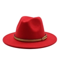 Dettaglio di un cappello fedora rosso con nastro di paillettes dorate e fibbia argento - Rosso / M(56-58cm)