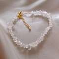Dettaglio del bracciale in cristallo irregolare con chiusura dorata su fondo di seta - Frammenti di Cristallo Bianco / Bianco