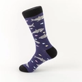 Dunkelviolette Baumwollsocken mit Haifischmuster sowie schwarzer Ferse und Zehenpartie - EU 40-46 / Hai und Fischschwarm Muster (Lila)