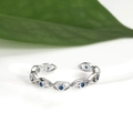 Detail eines verstellbaren Silberrings mit blauem Zirkonia-Augenmuster und offenem Band - Einstellbar Offen / Silber