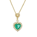 Collana doppia a cuore dorata con smeraldo e pavé di diamanti su sfondo bianco neutro - Verde