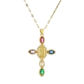Collana con croce dorata con gemme colorate e rilievo della Vergine Maria su sfondo bianco - Colorato