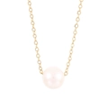 Collana minimalista in titanio placcato oro 18K con perla tonda su sfondo bianco - Stile Perla Singola (KN235350-KFC) / 40+10cm