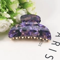 Pinza para el cabello de acrílico morado con flores y dientes dorados sobre blanco - Patrón de Ámbar Púrpura / Morado