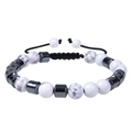 Détail du bracelet perlé ajustable avec pierres de marbre blanc et perles magnétiques - Howlite