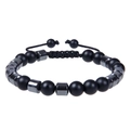 Détail du cordon tressé ajustable et des perles en pierre noire mate sur le bracelet - Pierre mate