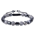 Détail d'un bracelet tressé fait main avec pierres naturelles et perles d'hématite - Pierre de Carte