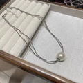 Vue rapprochée du collier élégant à double chaîne en acier argenté et perle blanche ronde - Argenté