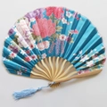Japanischer Faltfächer aus blauem Stoff mit Blumenmuster und Bambusgestell mit Quaste - Nr. 4 Seeblau