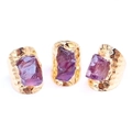 Anillos de amatista natural en bruto con bandas anchas martilladas doradas en tres ángulos - Ajustable/Piedra Irregular / Amatista