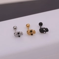 Detalle macro de pendientes de calavera en plata, oro y negro con cierre de barra roscada - Forma de Calavera (NO.3 Barra 0.8x6mm) / Dorado