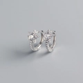 Makroaufnahme der S925 Sterlingsilber Stern-Ohrringe mit funkelnden Zirkonia-Kristallen - 925er Silber / Weißgold