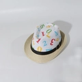 Detail van kinderstrohoed met kleurrijke cijferprints en ademende mesh bovenkant - Kinderen (50-53cm) / Nummer Fedora-Beige