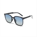 Gafas de sol plegables negras de gran tamaño con lentes degradadas azules y remaches - Azul Degradado Polarizado con Almohadillas (2ª Generación)