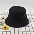 Détail d'un bob en coton noir avec des anneaux argentés et une épingle de sûreté en métal - M (56-58cm) / Noir (Style Anneaux et Épingle)