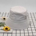 Détail d'un chapeau bob en toile blanche avec anneaux argentés et épingle de sûreté - M (56-58cm) / Blanc (Style Anneaux et Épingle)