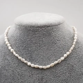 Collana girocollo di perle d'acqua dolce barocche bianche su supporto grigio - Stile Barocco 5MM