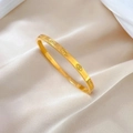 Goldenes Titanstahl-Armreif mit Marquise-Dämonenaugen-Motiven auf beiger Seide - Gold