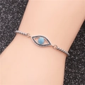 Makro-Detail von silbernem Evil Eye Armband mit Türkis-Stein und schwarzen Zirkonia - Silber Türkis Evil Eye