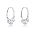 Dettaglio macro di orecchini a cerchio in argento S999 con tre sfere lucide su bianco - Materiale Argento S999 / Orecchini a tre perline