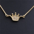 Collana dorata regolabile con ciondolo a corona e pietre di zircone trasparente incastonate - Corona A Oro