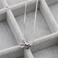 Dettaglio della collana corona d'argento con pietre colorate in un astuccio di velluto - Corona B Platino
