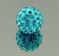Vista macro de una cuenta de bola de cristal azul con pedrería para hacer joyas - 50 Piezas / Azul lago