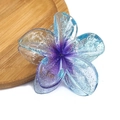 Dettaglio molletta per capelli a fiore glitterata con sfumatura su vassoio in legno - Viola