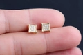 Vista macro de pendientes cuadrados de oro con cristales de circonia en micro pavé - Circón Blanco Oro de 18K