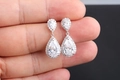 Elegante zilveren oorbellen met peervormige zirkonia voor maataanduiding - Wit