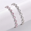 Detailopname van armbanden met roze en witte hart-zirkonia in een zilveren zetting - Roze Zirconia - Ongeveer 15,8 cm