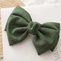Detalle de lazo para el pelo verde oscuro con textura de lino y nudo de doble capa - Verde Oscuro
