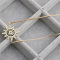 Goldene Halskette mit Sonnenblumen-Anhänger und blauen Zirkonia-Steinen auf grauem Samt - Sonnenblume A / Gold