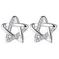 Gros plan de boucles d'oreilles étoile évidées en argent avec diamants étincelants - Étoile Creuse Croisée (JED126)