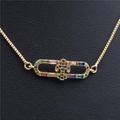 Detailopname van gouden rits-hanger ketting met kleurrijke micro-ingelegde edelstenen - Ritstrekker/Ovale Pijl