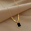 Collana dorata con ciondolo quadrato nero e cristalli scintillanti su tessuto di seta beige - Stile Placca Nera a Dodici Quadrati (801)