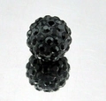 Vista macro di una perla Shamballa nera da 8 mm in argilla con strass scintillanti - 50 Pezzi / Nero