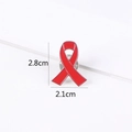 Spilla a nastro rosso smaltato per sensibilizzazione HIV, in metallo 2,8cm x 2,1cm - Rosso