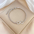 Dettaglio del bracciale a sfere d'argento con simbolo infinito e chiusura a moschettone - Q108 Acciaio (Acciaio al Titanio) / Color Acciaio