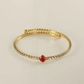 Detail van 18k vergulde roestvrijstalen armband met rode edelsteen en zirkonia's - Rode Zirkonia