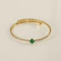 Detail van de 18k vergulde roestvrijstalen armband met smaragdgroene vierkante edelsteen - Pauwgroen (Groene Zirkonia)