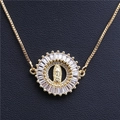 Primer plano del colgante de la Virgen María dorado con circonitas y cadena de caja - B0098MLYA1 Virgen María de Oro Piedra Baguette Clara