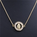 Detalle macro de collar de cobre dorado con medalla de la Virgen María adornada con circones - Estilo de Relieve Virgen María Redondo (N6-10) / 45+5cm / Dorado