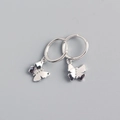 Dettaglio orecchini a cerchio con farfalla in argento sterling 925 finitura lucida - Oro Bianco