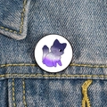 Dettaglio di una spilla smaltata con gatto galassia viola sulla tasca di una giacca - Gatto Cielo Stellato Viola