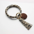 Luipaardprint sleutelhanger armband met houten hanger en kwastje op witte achtergrond - Gele Luipaard