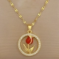 Gedetailleerde macro-opname van een gouden ronde ketting met rode tulp en fonkelend zirkoon - Rode tulp ronde hanger stijl (F530 Titanium stalen ketting koperen micro-ingelegde hanger)