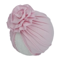 Vue détaillée du bonnet turban rose pour bébé avec une grande fleur en tissu 3D - Rose